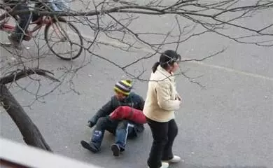 兒子被拐3年後大街上認出媽媽,媽媽卻不肯相認