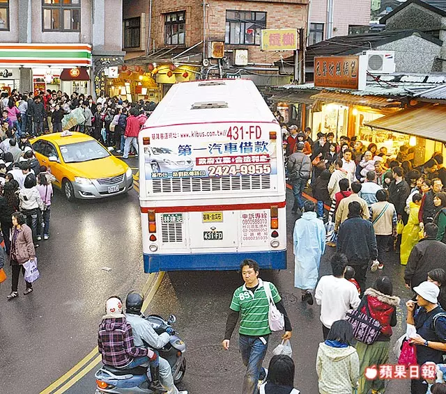 業者不爽了!九份停車被亂喊價「停一次噴600元」 委屈喊冤「要近又便宜哪可能」:你報警阿