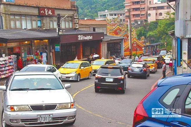 業者不爽了!九份停車被亂喊價「停一次噴600元」 委屈喊冤「要近又便宜哪可能」:你報警阿