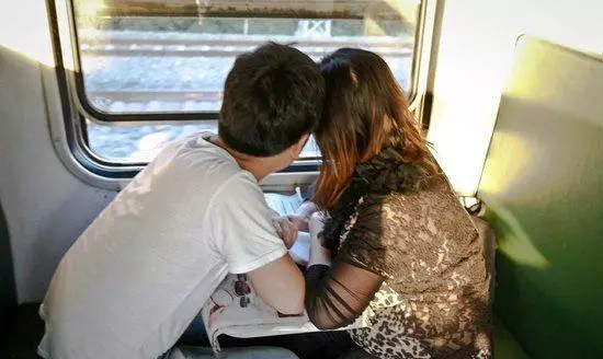 剛生完女兒,婆婆就拎三桶奶粉回來,我當面就扔,老公不敢吭聲