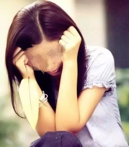 剛生完女兒,婆婆就拎三桶奶粉回來,我當面就扔,老公不敢吭聲