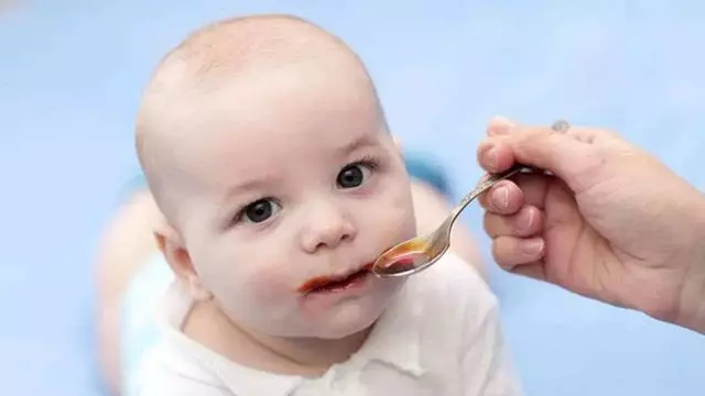 我生兒子婆婆毫無反應,二胎生女兒她給我一卡,數額讓我手抖