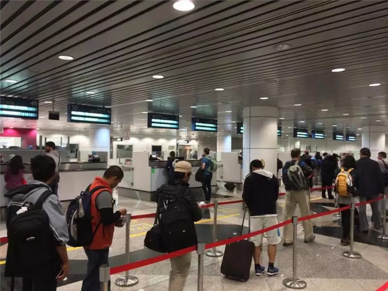 「我們換兩個counter排隊到最後不給check in!」他們告訴我重新買一張機票就不理我了