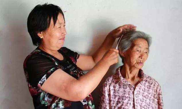我生三個女兒,婆婆勸我丈夫離婚被拒絕,丈夫出意外我給婆婆養老