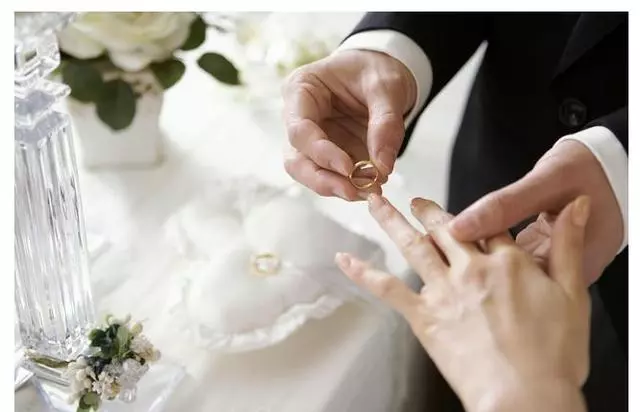 小姑子結婚戒指丟了,要我戒指結婚,老公竟然同意,我無奈做一事