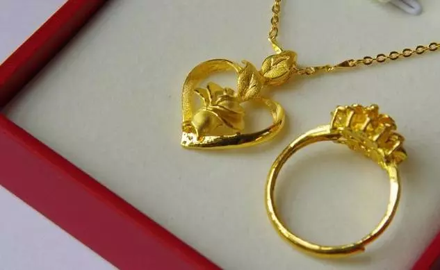 小姑子結婚戒指丟了,要我戒指結婚,老公竟然同意,我無奈做一事