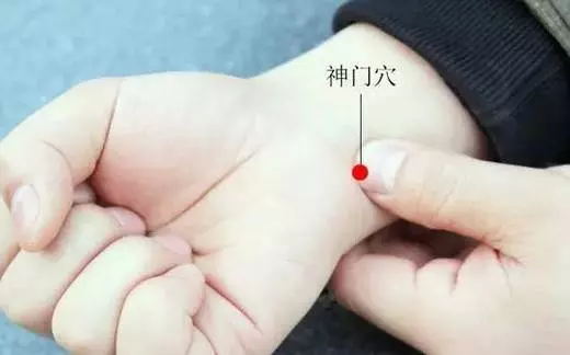 每天做一個簡單的動作,氣血通暢、活血筋骨、淡化色斑,還能抑制白髮生長!