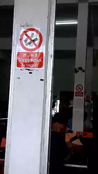 新山:2名身穿制服的警員公然在餐館抽菸,警察總長只響應了三個字!