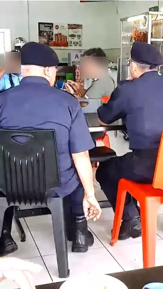新山:2名身穿制服的警員公然在餐館抽菸,警察總長只響應了三個字!