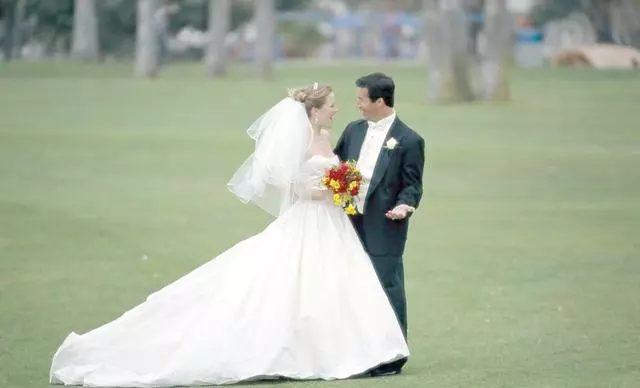 父母早亡,出嫁當天嫂子給30萬陪嫁,我跪下給嫂子磕頭,家婆哭了