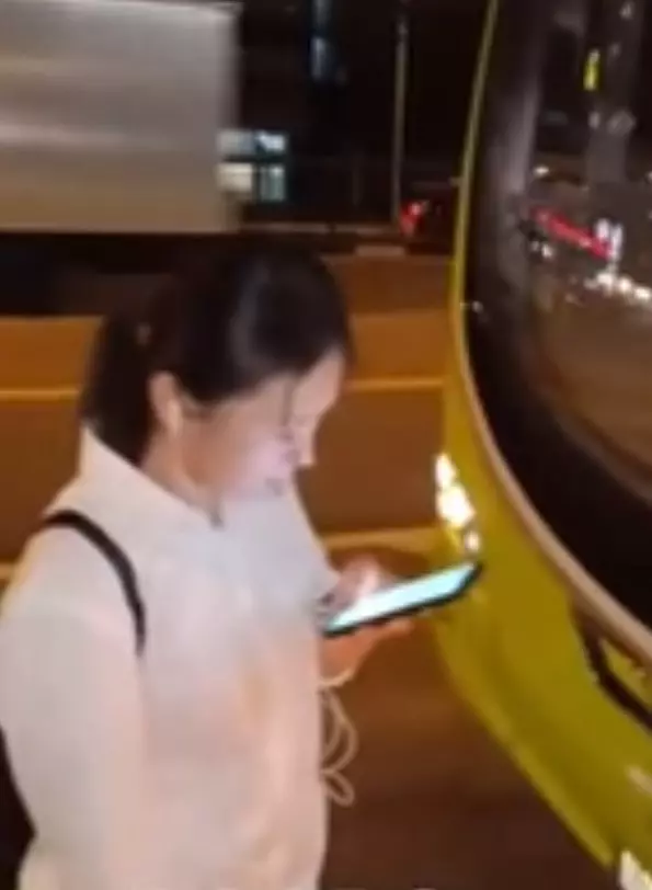 新加坡:中國籍女子因錯過下車站,阻擋去路要巴士司機U轉!