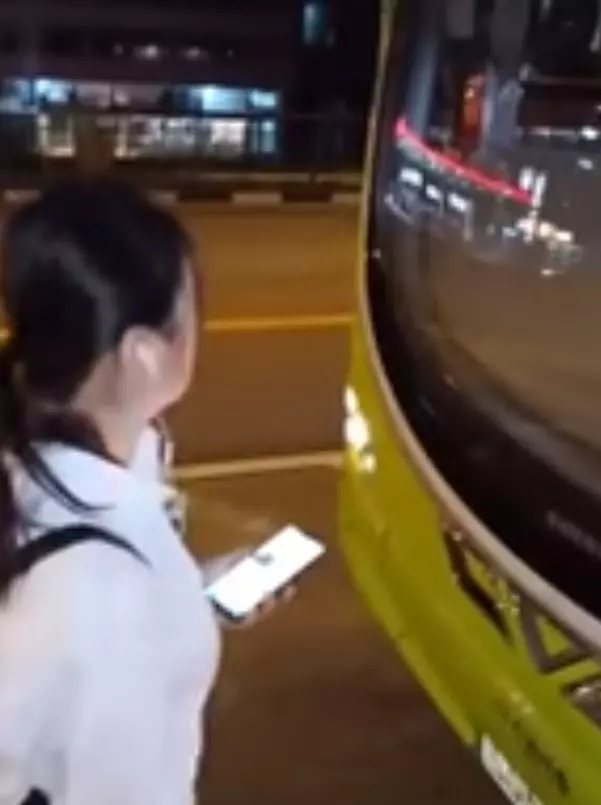 新加坡:中國籍女子因錯過下車站,阻擋去路要巴士司機U轉!