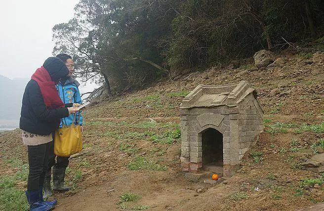 驚！枯水期到來！沈於石門水庫下的「土地公廟」竟浮出 -