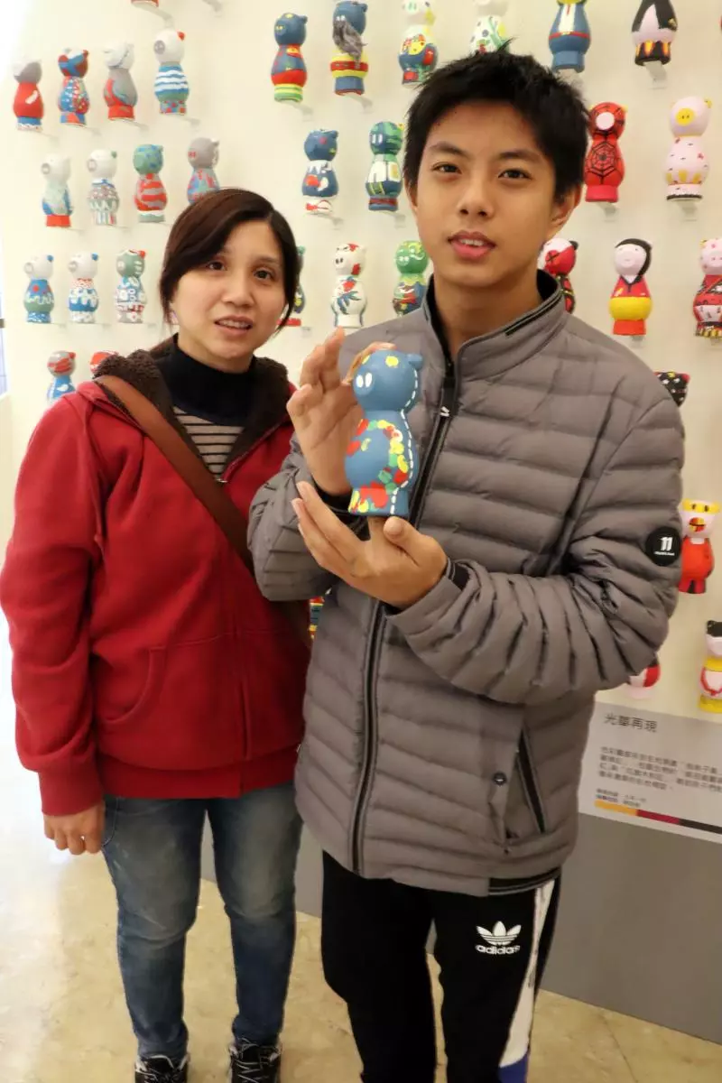 高雄男孩視力突消失…仍努力向上「奪泳賽6金牌」 同學合力彩繪「募醫藥費」:想再看旗津水藍