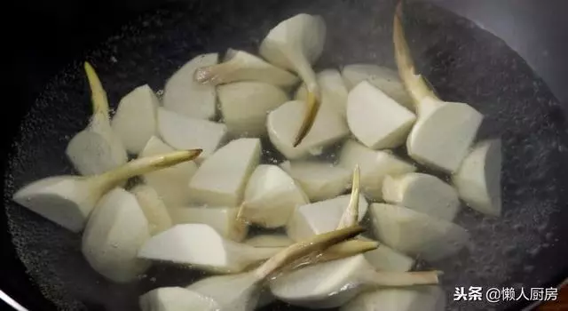 這樣燒紅燒肉好吃,小火慢燉是竅門,吃起來肥而不膩,入口即化