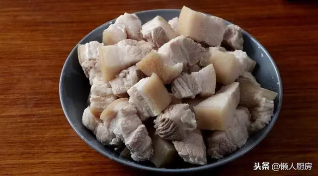 這樣燒紅燒肉好吃,小火慢燉是竅門,吃起來肥而不膩,入口即化