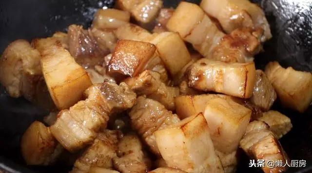 這樣燒紅燒肉好吃,小火慢燉是竅門,吃起來肥而不膩,入口即化
