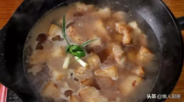 這樣燒紅燒肉好吃,小火慢燉是竅門,吃起來肥而不膩,入口即化