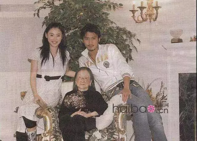 謝霆鋒有多愛張柏芝,生產時全程陪著進產房,離婚前還送蘭博基尼