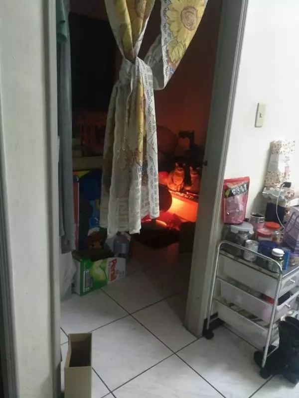 房間透出詭異紅光!驚見「邪教儀式」現場被嚇歪 放大更驚悚網友全狂推
