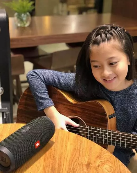 天生好歌喉!泰國小女孩「13歲純淨嗓音」征服全場 為比賽「苦練台語歌」逼哭對手:她太強了!