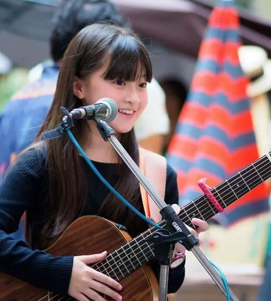 天生好歌喉!泰國小女孩「13歲純淨嗓音」征服全場 為比賽「苦練台語歌」逼哭對手:她太強了!