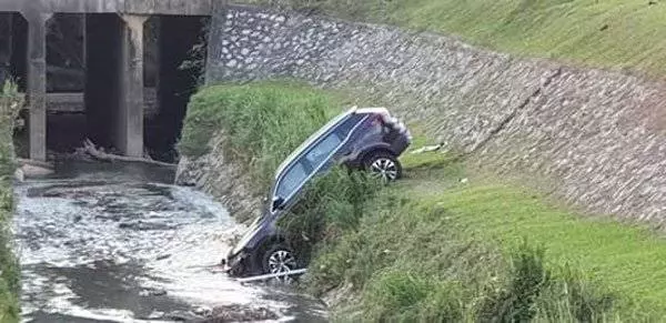 寶騰X70第二撞?!寶騰X70撞入大溝,車身損毀程度可以證明了什麼?