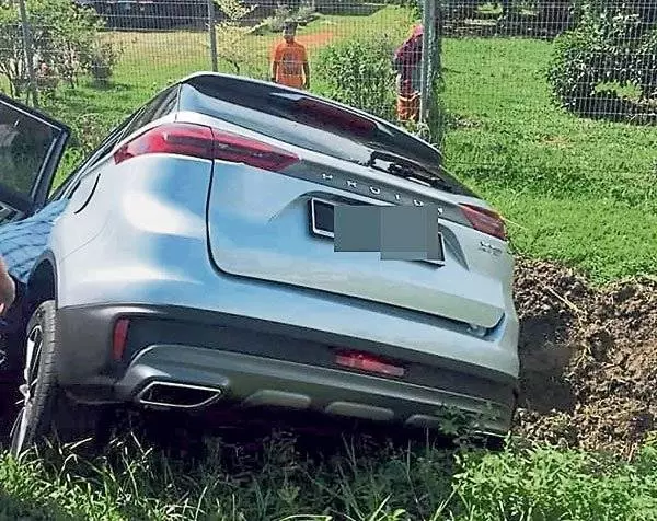 寶騰X70第二撞?!寶騰X70撞入大溝,車身損毀程度可以證明了什麼?