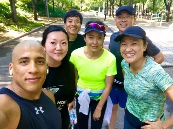 54歲富婆身家破200億!「每周跑步4次」從未停下,因自律而富有!