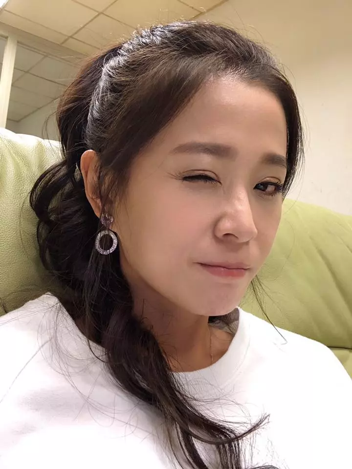 李燕曝多年隱疾「一整年都在吃藥」!18歲養家「弟弟父親節淚謝她拉拔」哽咽:我得討生活!