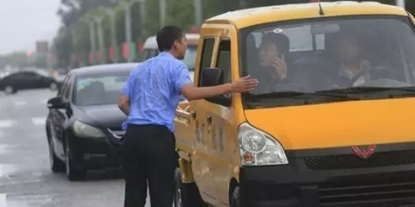 「攔路哥」冒著暴雨襯衫全濕地「好心把每一輛車都攔下來」!耐心等3個小時拯救上百輛車!根本是人間菩薩!