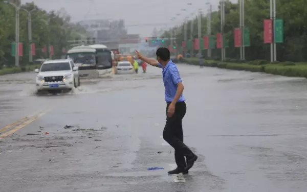 「攔路哥」冒著暴雨襯衫全濕地「好心把每一輛車都攔下來」!耐心等3個小時拯救上百輛車!根本是人間菩薩!