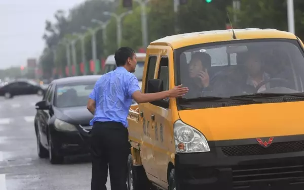 「攔路哥」冒著暴雨襯衫全濕地「好心把每一輛車都攔下來」!耐心等3個小時拯救上百輛車!根本是人間菩薩!