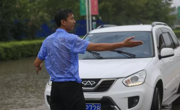 「攔路哥」冒著暴雨襯衫全濕地「好心把每一輛車都攔下來」!耐心等3個小時拯救上百輛車!根本是人間菩薩!