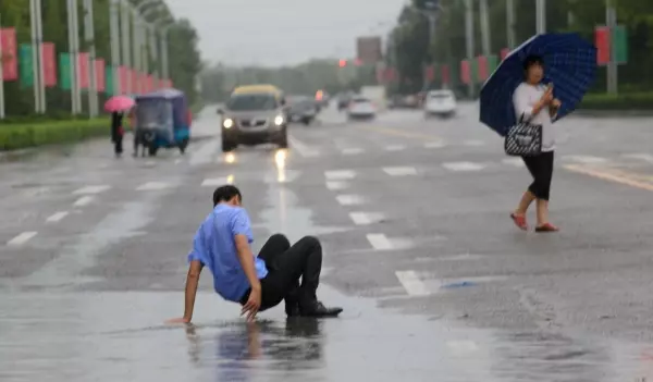 「攔路哥」冒著暴雨襯衫全濕地「好心把每一輛車都攔下來」!耐心等3個小時拯救上百輛車!根本是人間菩薩!