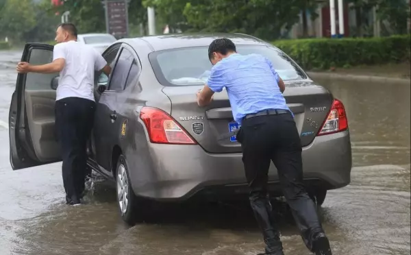 「攔路哥」冒著暴雨襯衫全濕地「好心把每一輛車都攔下來」!耐心等3個小時拯救上百輛車!根本是人間菩薩!
