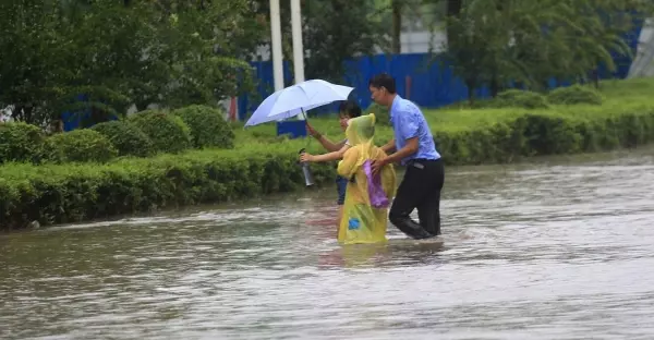 「攔路哥」冒著暴雨襯衫全濕地「好心把每一輛車都攔下來」!耐心等3個小時拯救上百輛車!根本是人間菩薩!