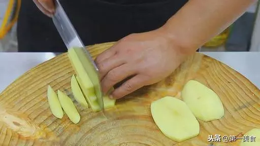 土豆條不一樣的吃法,外酥里糯,3塊錢的土豆,幾分鐘炒一大盤