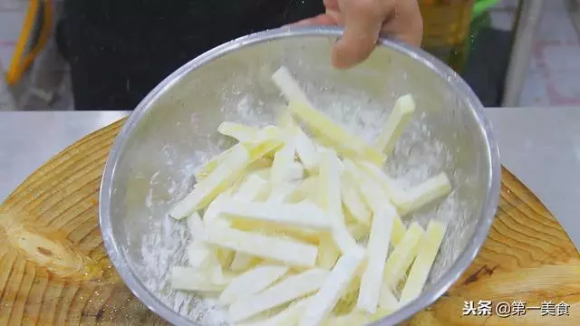 土豆條不一樣的吃法,外酥里糯,3塊錢的土豆,幾分鐘炒一大盤