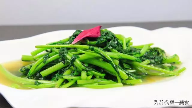 飯店炒青菜為啥不出水不變色?大廚教你簡單做法,2分鐘學會