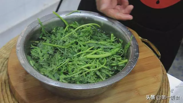 飯店炒青菜為啥不出水不變色?大廚教你簡單做法,2分鐘學會