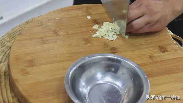 飯店炒青菜為啥不出水不變色?大廚教你簡單做法,2分鐘學會