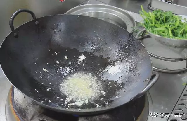 飯店炒青菜為啥不出水不變色?大廚教你簡單做法,2分鐘學會