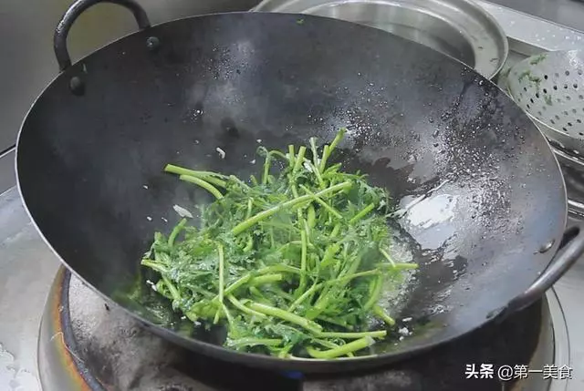 飯店炒青菜為啥不出水不變色?大廚教你簡單做法,2分鐘學會