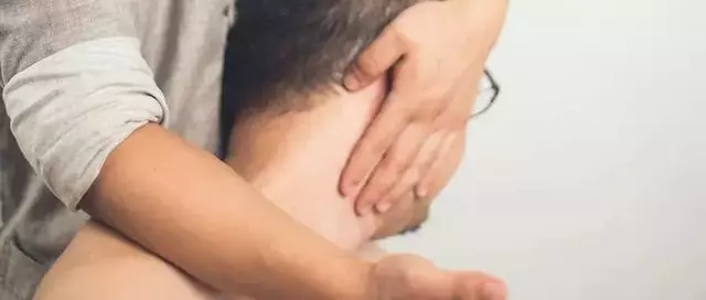 別讓頸椎比你先老!醫生提醒:光按摩不治本,配合4點康復更快
