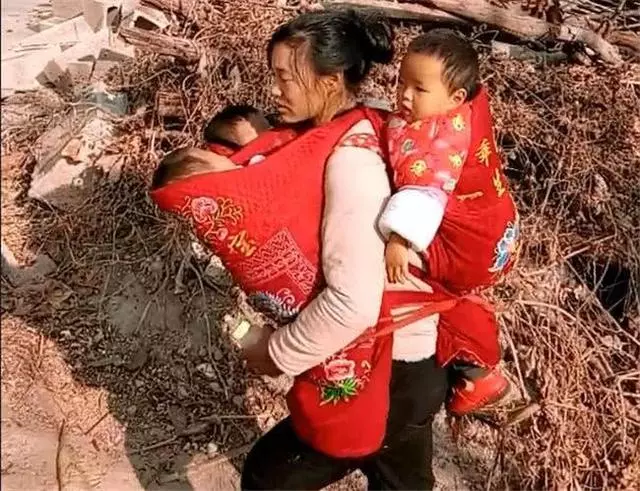 妻子生下三胞胎2個月,丈夫外出打工,一年後回家看到的場景哭了