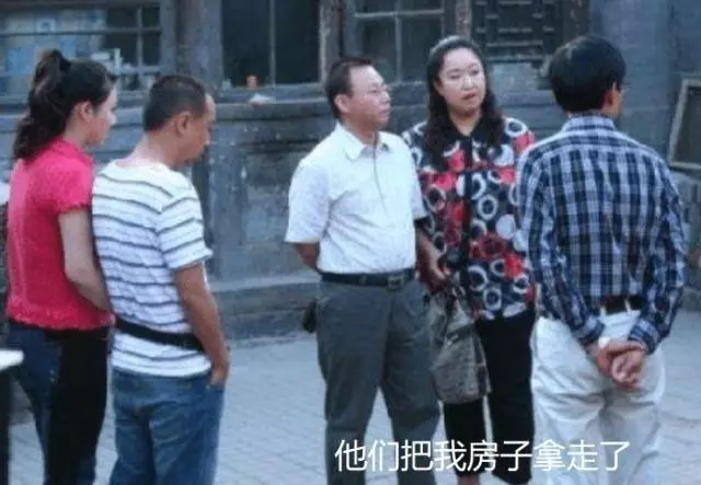 老太要十萬和兒子斷絕關係,現被拋棄求贍養,兒子:是你不要我的
