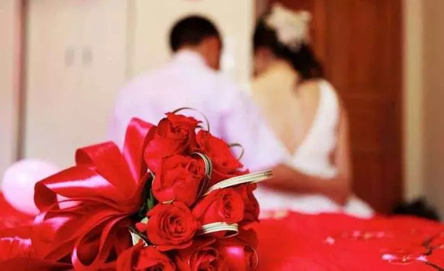 妻子住院,婆婆來看望,護士悄悄遞給他一張紙,妻子癱在地上