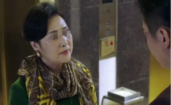 妻子住院,婆婆來看望,護士悄悄遞給他一張紙,妻子癱在地上