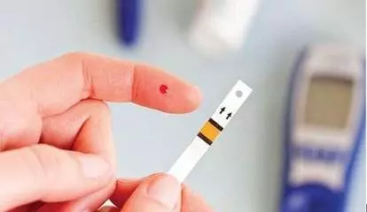 每天按「耳後窩」10秒鐘,巧妙地控制血糖,有利於血糖平穩,分泌胰島素,糖尿病患者多做有益